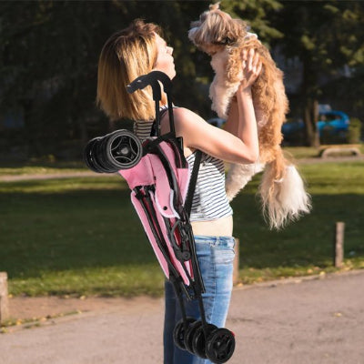 dame porte poussette pour chien pliée sur épaule