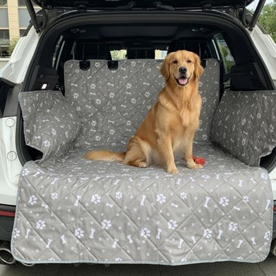labrador assis sur protection voiture pour chien