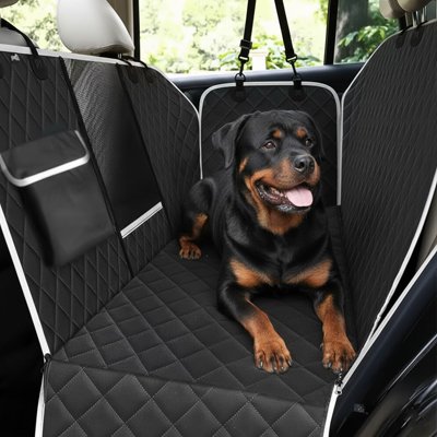 rottweiler détendu sur protection voiture chien intégrale